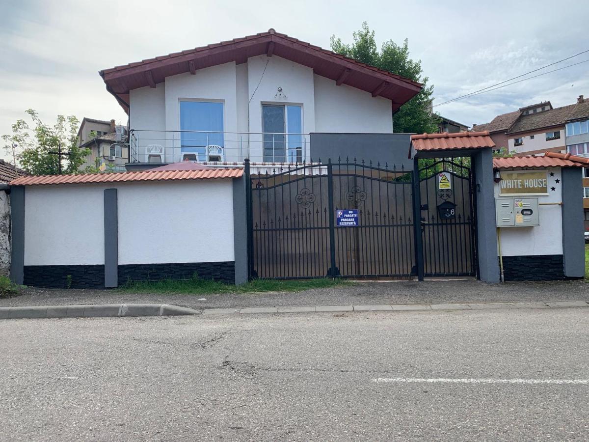 White House Guest House Hunedoara Exterior photo